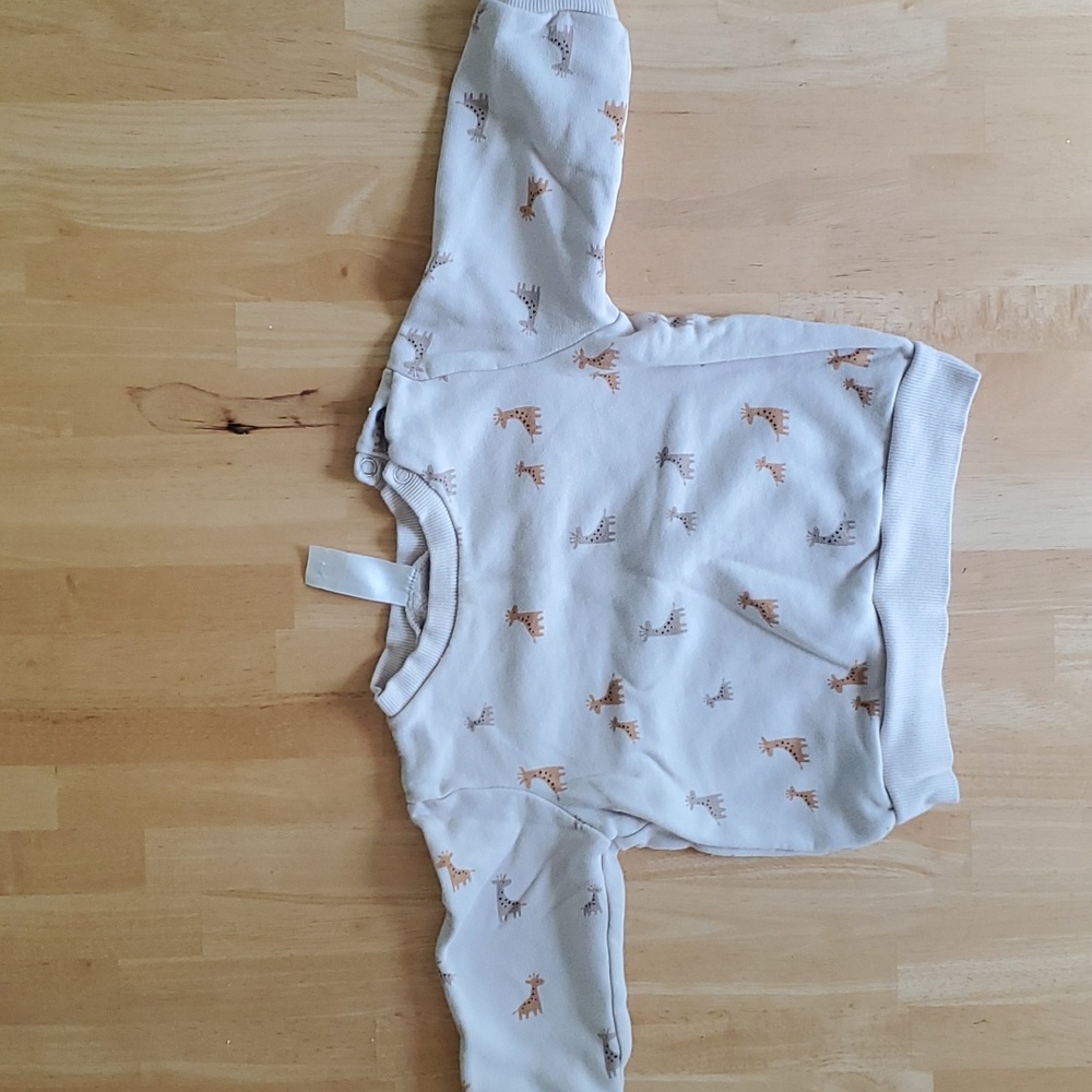 H&M 9-12M biege giraffe sweatshirt